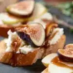 Brie crostini appetizer with apple and fig topping