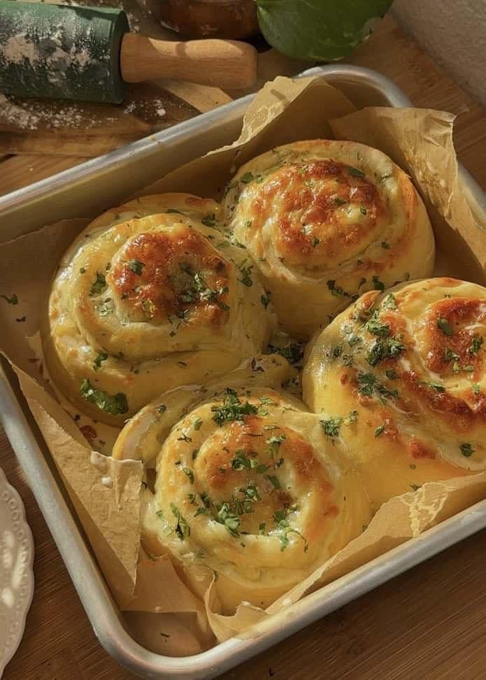 Buttery cheese garlic rolls, everyone will love them!